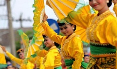  Sejumlah penari membawakan tarian kolosal yang mengisahkan penyebaran agama Islam di tanah Jawa saat pembukaan Pasar Malam Perayaan Sekaten (PMPS) Tahun Wawu 1945/2011 Masehi di kawasan ALun-ALun Utara, Yogyakarta, Rabu (28/12).