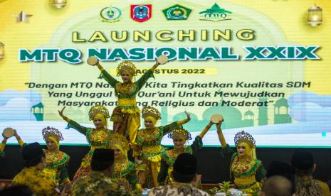 Sejumlah penari membawakan tarian Rampak Rebana saat Launching Musabaqoh Tilawatil Quran (MTQ) tingkat Nasional ke-29 di Gedung Mahligai Pancasila, Banjarmasin, Kalimantan Selatan, Kamis (25/8/2022). Provinsi Kalimantan Selatan akan menjadi tuan rumah penyelenggaraan MTQ tingkat Nasional ke-29 yang dilaksanakan di Kota Banjarmasin, Kota Banjarbaru dan Kabupaten Banjar pada 10 hingga 19 Oktober 2022 mendatang. Tiga Media Center Siap Bantu Peliputan MTQ Nasional ke-29 di Kalsel