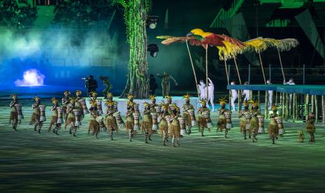 Sejumlah penari membawakan tarian saat memeriahkan pembukaan PON Papua di Stadion Lukas Enembe, Sentani, Kabupaten Jayapura, Papua, Sabtu (2/10/2021).