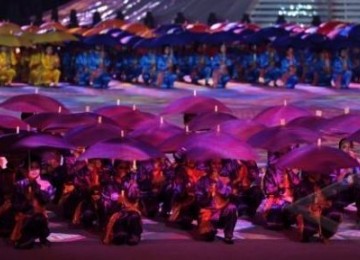 Sejumlah Penari memperlihatkan aksinya saat penutupan SEA Games XXVI di stadio Sriwijaya, Jakabaring Sport City, Palembang, Sumatera Selatan, Selasa (22/11). 