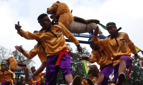 Sejumlah penari mempertunjukkan seni rakyat Sisingaan (Gotong Singa) asal Subang, saat pembukaan Festival Tangkuban Perahu ke-2, Lembang, Kab. Bandung, Jabar, Rabu (16/5).