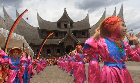 Sejumlah penari menampilkan tari kolosal yang berjudul Rantrak Saragam Mayintak Bumi saat mengikuti Festival Pesona Budaya Minangkabau 2016 di Istano Basa Pagaruyung, Kabupaten Tanah Datar, Sumatera Barat, Kamis (27/10).(Antara/Muhammad Arif Pribadi)