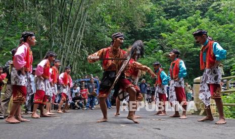 Sejumlah penari menampilkan tari Soreng saat Sadranan Pepunden Kali di kawasan lereng gunung Merbabu Desa Warangan, Pakis, Magelang, Jawa Tengah, Ahad (26/9/2021). Tradisi turun temurun sejak puluhan tahun silam tersebut sebagai wujud syukur kepada Tuhan YME atas sumber air yang terus mengalir sepanjang tahun sekaligus untuk pelestarian lingkungan berbasis kearifan lokal. 