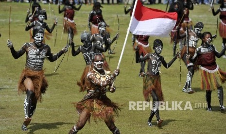 Sejumlah penari menampilkan Tarian Massal Papua seusai acara Upacara Peringatan HUT ke-70 RI di Alun-Alun Kuala Kencana, Mimika, Papua, Senin, 17 Agustus 2015.