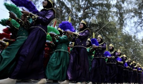 Sejumlah penari menari tarian Tidi Lo Polopalo pada pembukaan Festival Boalemo di Pantai Bolihutuo Boalemo, Gorontalo, Kamis (10/9). 