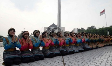  Sejumlah penari menarikan Tari Saman di pelataran Taman Mini Indonesia Indah (TMII), Jakarta Timur, Ahad (19/4).   (Repubika/Yasin Habibi)