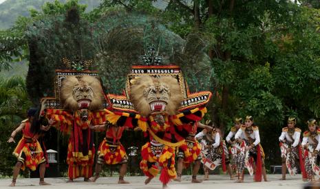 Sejumlah penari menarikan tarian Reog Ponorogo.