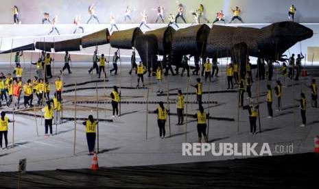 Sejumlah penari mengikuti sesi latihan persiapan upacara pembukaan Asian Para Games 2018 di Stadion Utama Gelora Bung Karno, Jakarta, Kamis (27/9) malam.