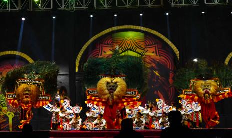 Sejumlah penari Reog Ponorogo tampil di atas panggung pada Festival Nasional Reog Ponorogo XXVIII di Alun-alun Ponorogo, Jawa Timur, Selasa (26/7/2022). Festival Nasional Reog Ponorogo yang diikuti 28 grup seni Reog Ponorogo dari berbagai daerah dalam rangka perayaan Grebeg Suro menyambut datangnya Tahun Baru Hijriah sekaligus tahun baru dalam penanggalan Jawa tersebut rencananya berlangsung hingga 28 Juli mendatang.