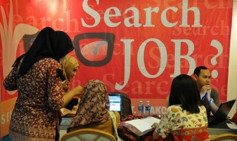 Sejumlah pencari kerja mencari informasi lowongan kerja di stand pameran bursa kerja (Job Fair).