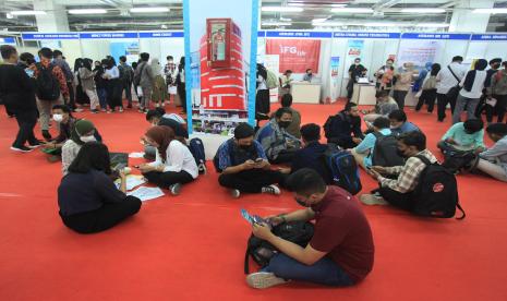 Sejumlah pencari kerja mencari informasi pekerjaan pada acara Jakarta Job Fair di Thamrin City, Jakarta. (ilustrasi)          022). Dinas Tenaga Kerja, Transmigrasi, dan Energi Provinsi DKI Jakarta menggelar pameran bursa kerja tersebut di lima wilayah kota administrasi Jakarta mulai 27 Juli hingga 11 Agustus 2022 dengan menyediakan 20 ribu lowongan pekerjaan dari 200 perusahaan. 