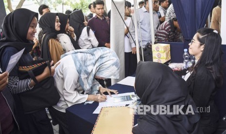 Sejumlah pencari kerja mengisi data pribadi pada acara Job Fair.