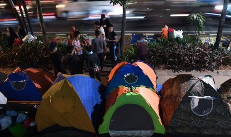 Sejumlah pencari suaka beraktivitas di dekat tenda yang didirikan di trotoar jalan Kebon Sirih, Jakarta, Rabu (10/7/2019).