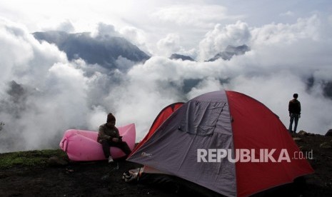 Sejumlah pendaki menikmati suasana Puncak Talung di kawasan Gunung Bawakaraeng, Gowa, Sulawesi Selatan (ilustrasi)