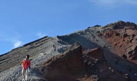  Sejumlah pendaki turun dari puncak Gunung Rinjani, Sembalun, Lombok Timur, NTB. (Antara/Eka Fitriani)