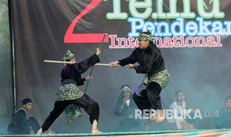 Sejumlah pendekar memperagakan simulasi pertarungan bersenjata pada acara Temu Pendekar Internasional 2 yang digelar Masyarakat Pencak Silat Indonesia (MASPI), di Balai Kota Bandung, Sabtu (22/10).