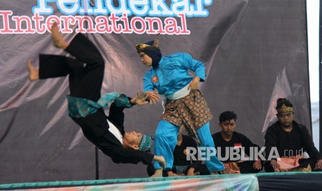 A couple of warriors demonstrate simulation of the battle at the International Gathering 2 event held by Pencak Silat Indonesia (MASPI), at Bandung City Hall, October 22, 2017.