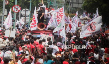 Sejumlah pendukung bakal calon presiden Ganjar Pranowo dan bakal calon wakil presiden Mahfud MD saat melakukan pawai menuju KPU di Jakarta, Kamis