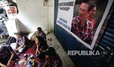 Sejumlah pendukung Basuki Tjahaja Purnama (Ahoker) berkumpul di samping Mako Brimob Kelapa Dua Cimanggis Depok, Jawa Barat, Rabu (23/1/2019). 