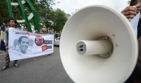 Sejumlah pendukung dan simpatisan Joko Widodo (Jokowi) membawa spanduk saat mendeklarasikan Relawan Jokowi 2019 di Palu, Sabtu (28/7). Relawan Jokowi yang didominasi kalangan muda itu bertekad untuk memenangkan Jokowi pada Pemilihan Presiden 2019 dengan tagar #KitaJokowiLanjutkan. 