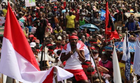 Sejumlah pendukung dan simpatisan pasangan bakal calon Bupati dan Wakil Bupati Asmat, Elisa Kambu dan Thomas Eppe Safanpo berkumpul untuk menyaksikan proses pendaftaran calonnya menjadi kontestan di Pilkada serentak 2020 di KPU Asmat, Papua, Ahad (6/9). Pemerintah mencatat hingga Rabu (9/9), terjadi 300 pelanggaran protokol kesehatan Pilkada dan 59 balon kepala daerah yang terinfeksi Covid-19.