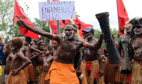 Sejumlah pendukung dan simpatisan pasangan bakal calon Bupati dan Wakil Bupati Asmat, Elisa Kambu dan Thomas Eppe Safanpo berkumpul untuk menyaksikan proses pendaftaran calonnya menjadi kontestan di Pilkada serentak 2020 di KPU Asmat, Papua. (Ilustrasi)