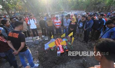 Sejumlah pendukung klub sepak bola Persija melakukan ziarah ke makam Haringga Sirila di Indramayu, Jawa Barat, Senin (24/9). 