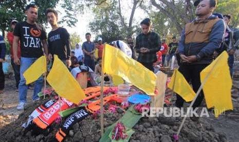 Sejumlah pendukung klub sepak bola Persija melakukan ziarah ke makam Haringga Sirila di Indramayu, Jawa Barat, Senin (24/9).