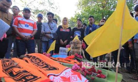 Sejumlah pendukung klub sepak bola Persija melakukan ziarah ke makam Haringga Sirila di Indramayu, Jawa Barat, Senin (24/9). 