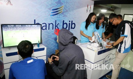 Sejumlah pendukung kontingen bermain game di booth Bank BJB, di kampung atlet PON XIX 2016, di GOR ITB, Jatinagor, Kabupaten Sumedang, Rabu (21/9). (Republika/Edi Yusuf)