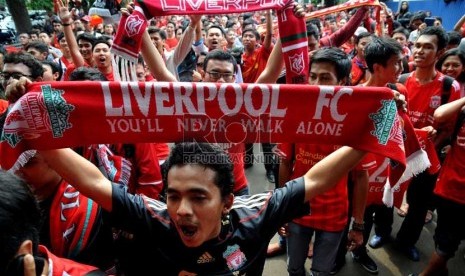  Sejumlah pendukung Liverpool menyambut kedatangan para pemain Liverpool saat tiba di Bandara Halim Perdana Kusuma, Jakarta Timur, Rabu (17/7).    (Republika/Prayogi)