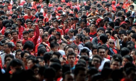  Sejumlah pendukung Liverpool menyambut kedatangan para pemain Liverpool saat tiba di Bandara Halim Perdana Kusuma, Jakarta Timur, Rabu (17/7).    (Republika/Prayogi)