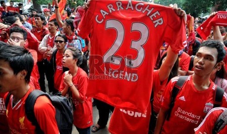  Sejumlah pendukung Liverpool menyambut kedatangan para pemain Liverpool saat tiba di Bandara Halim Perdana Kusuma, Jakarta Timur, Rabu (17/7).    (Republika/Prayogi)