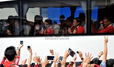  Sejumlah pendukung Liverpool menyambut kedatangan para pemain Liverpool saat tiba di Bandara Halim Perdana Kusuma, Jakarta Timur, Rabu (17/7).    (Republika/Prayogi)