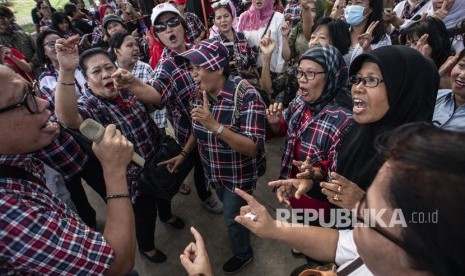 Sejumlah pendukung mantan Gubernur DKI Jakarta Basuki Tjahaja Purnama atau Ahok bernyanyi saat berkumpul di RPTRA Kalijodo, Jakarta, Kamis (24/1/2019).