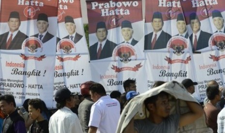 Sejumlah pendukung mengikuti kampanye Capres nomor urut satu Prabowo Subianto-Hatta Rajasa 