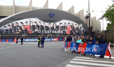 Sejumlah pendukung Paris Saint-Germain (PSG) menanti kedatangan bus tim kesayangannya di Stadion Parc des Princes, Paris. (ilustrasi). 