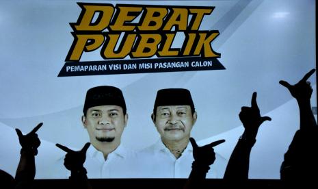 Sejumlah pendukung pasangan calon tunggal Bupati dan Wakil Bupati Gowa Adnan Purichta Ichsan Yasin Limpo dan Abdul Rauf Malaganni Karaeng Kio bersiap menyaksikan debat publik dengan layanan Live Streaming, di Kabupaten Gowa, Sulawesi Selatan (ilustrasi)