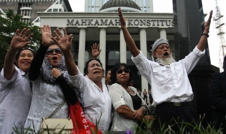 Sejumlah pendukung Prabowo Subianto dan Hatta Rajasa melakukan aksi unjuk rasa di depan Gedung MK, Jakarta, Jumat (25/7). 