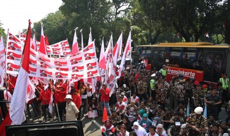 Sejumlah pendukung Prabowo Subianto dan Hatta Rajasa melakukan aksi unjuk rasa di depan Gedung MK, Jakarta, Selasa (19/8). 