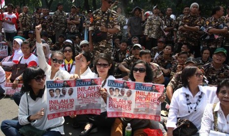 Sejumlah pendukung Prabowo Subianto dan Hatta Rajasa melakukan aksi unjuk rasa di depan Gedung MK, Jakarta, Selasa (19/8). Aksi tersebut dilakukan sebagai bentuk dukungan sidang putusan gugatan Pilpres 2014 pada hari Kamis (21/8) mendatang.