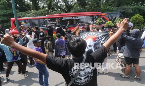 Sejumlah pendukung sepak bola Persik Mania menyambut kedatangan bus yang membawa tim Persik Kediri di kawasan Stadion Brawijaya, Kota Kediri, Jawa Timur, Jumat (1/4/2022). Ratusan pendukung menyambut kedatangan tim Persik Kediri pulang kandang usai mengikuti kompetisi Liga 1 2022 dan berhasil terbebas dari zona degradasi. 