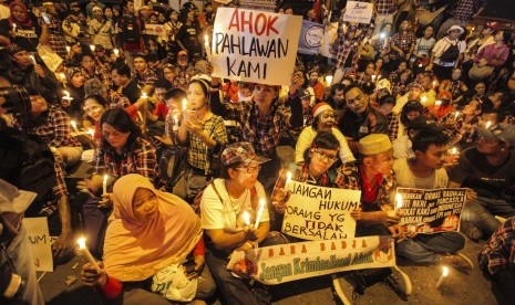 Supporter of the convicted blasphemy Basuki Tjahaja Purnama (Ahok) lit candles in front of Cipinang Correctional Institution, East Jakarta, Tuesday (May 9). 