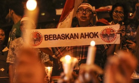  Supporter of the convicted blasphemy Basuki Tjahaja Purnama (Ahok) lit candles in front of Cipinang Correctional Institution, East Jakarta, Tuesday (May 9).