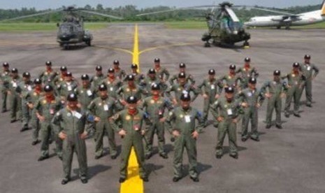 Sejumlah penerbang dari TNI AU dan Tentara Udara Diraja Malaysia (TUDM) berfoto bersama sebelum upacara pembukaan Latihan Bersama Elang Malaysia Indonesia (Malindo), di Lanud Supadio, Kalbar, Rabu (21/9). 