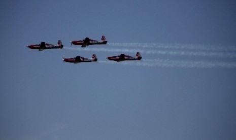 Sejumlah penerbang unjuk kebolehan dengan menggunakan pesawat latih pada Upacara Wingday Sekbang A-83 dan Seknav A-11 tahun 2013 di Lapangan Jupiter, Lanud Adi Sucipto, Yogyakarta, Senin (24/6)