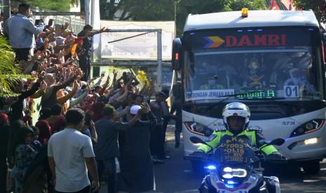 Sejumlah pengantar menyapa jamaah calon haji menaiki bus saat akan diberangkatkan di Asrama Haji Sudiang, Makassar, Sulawesi Selatan, Sabtu (2/7/2022). Para pengantar datang untuk memberikan dukungan dan mendoakan kelancaran rangkaian ibadah yang akan dilakukan jamaah calon haji. Kemenag Minta PPIH Debarkasi Makassar Bersiap Sambut Jamaah Haji