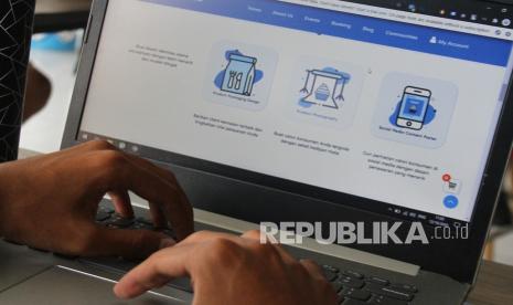 Sejumlah pengelola perusahaan rintisan digital atau startup mengoperasikan program pelayanan di sebuah kantor bersama berbasis jaringan internet (Coworking space) Ngalup.Co di Malang, Jawa Timur, Senin (12/10/2020). Kementerian Koperasi dan UKM menargetkan bisa menumbuhkan 750 wirausaha baru berbasis teknologi informasi atau startup digital setiap tahun untuk mendorong lebih banyak pelaku UMKM terakses digital.