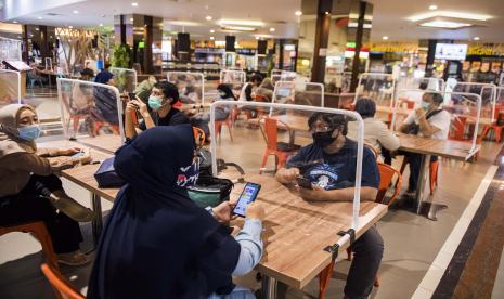 Sejumlah pengelola restoran dan pusat jajanan menerapkan protokol kesehatan ketat seperti pembatas di meja makan dan pengaturan jarak meja guna mencegah penyebaran COVID-19 di era tatanan normal baru.