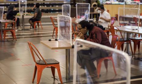 Sejumlah pengelola restoran dan pusat jajanan menerapkan protokol kesehatan ketat seperti pembatas di meja makan dan pengaturan jarak meja.